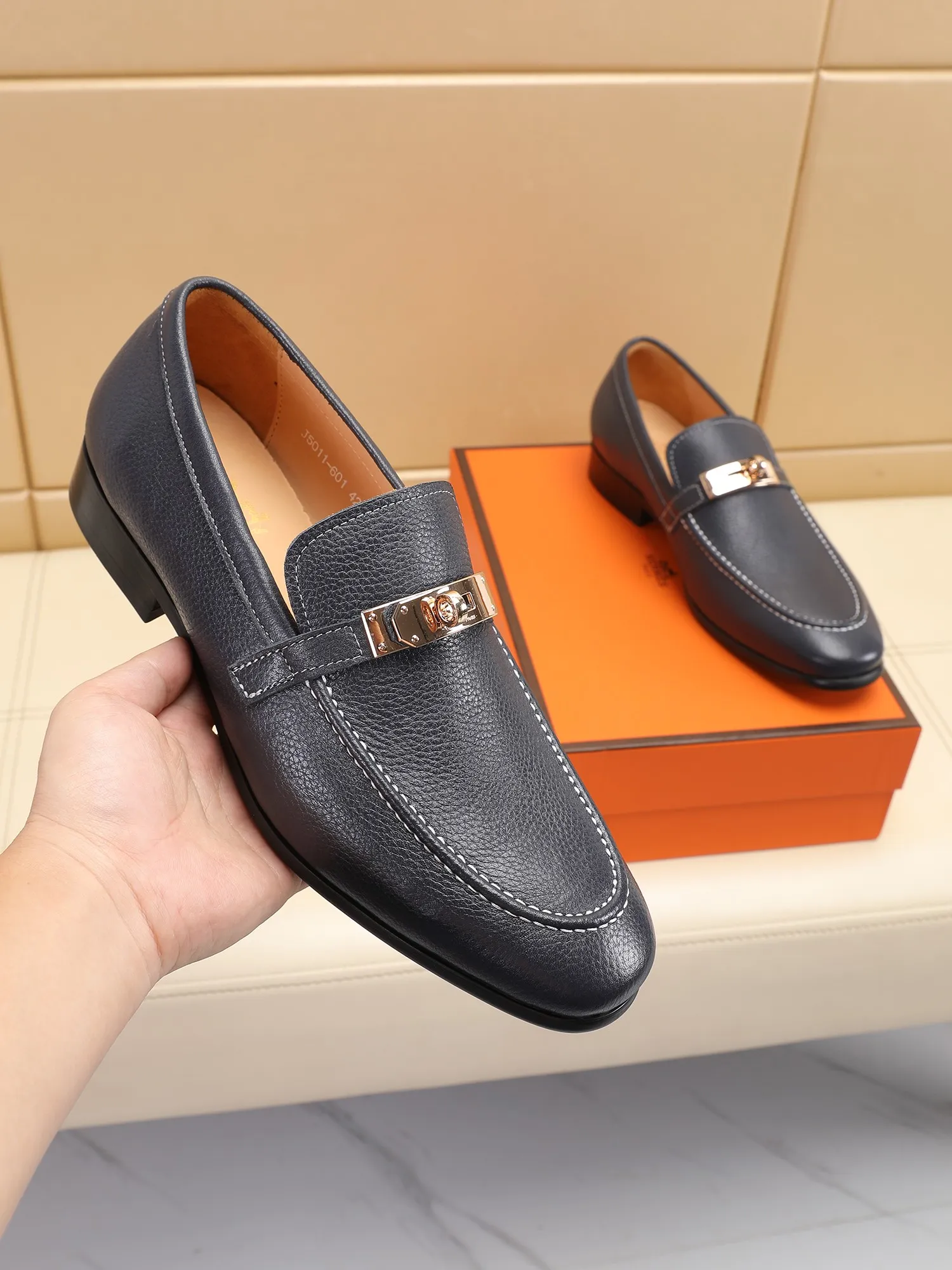 Factory price 440💶[HERMES] (cowhide lining)🍀Italian top luxury🍀He does not pursue novel styles and gorgeous colors, but attracts the favor of successful men with his flawless, elegant and classic style! This very, very comfortable, simple and stable style makes it easy to match any style! The pattern is absolutely 1:1 refined from the original case, and we strive for excellence in materials, imported cowhide + cowhide lining💪💪💪extraordinary texture👍! .Code number: 39 to 44 (38.4546 customized)